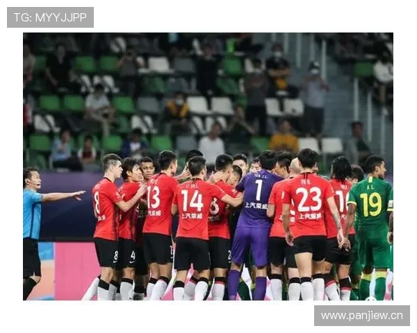 中超联赛激战正酣 北京国安与上海上港展开焦点对决